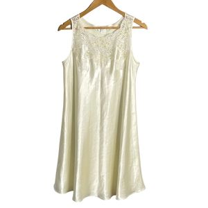 Vintage 90s Natori Classics Cream Sleeveless Lace Details Nightgown